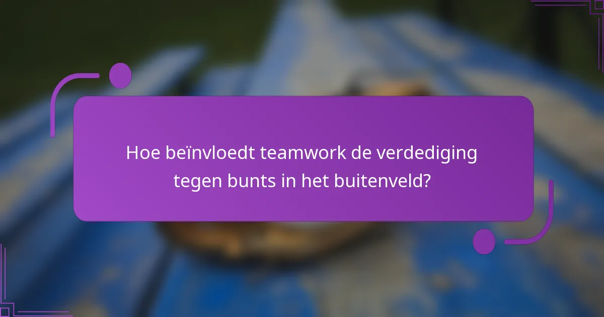 Hoe beïnvloedt teamwork de verdediging tegen bunts in het buitenveld?
